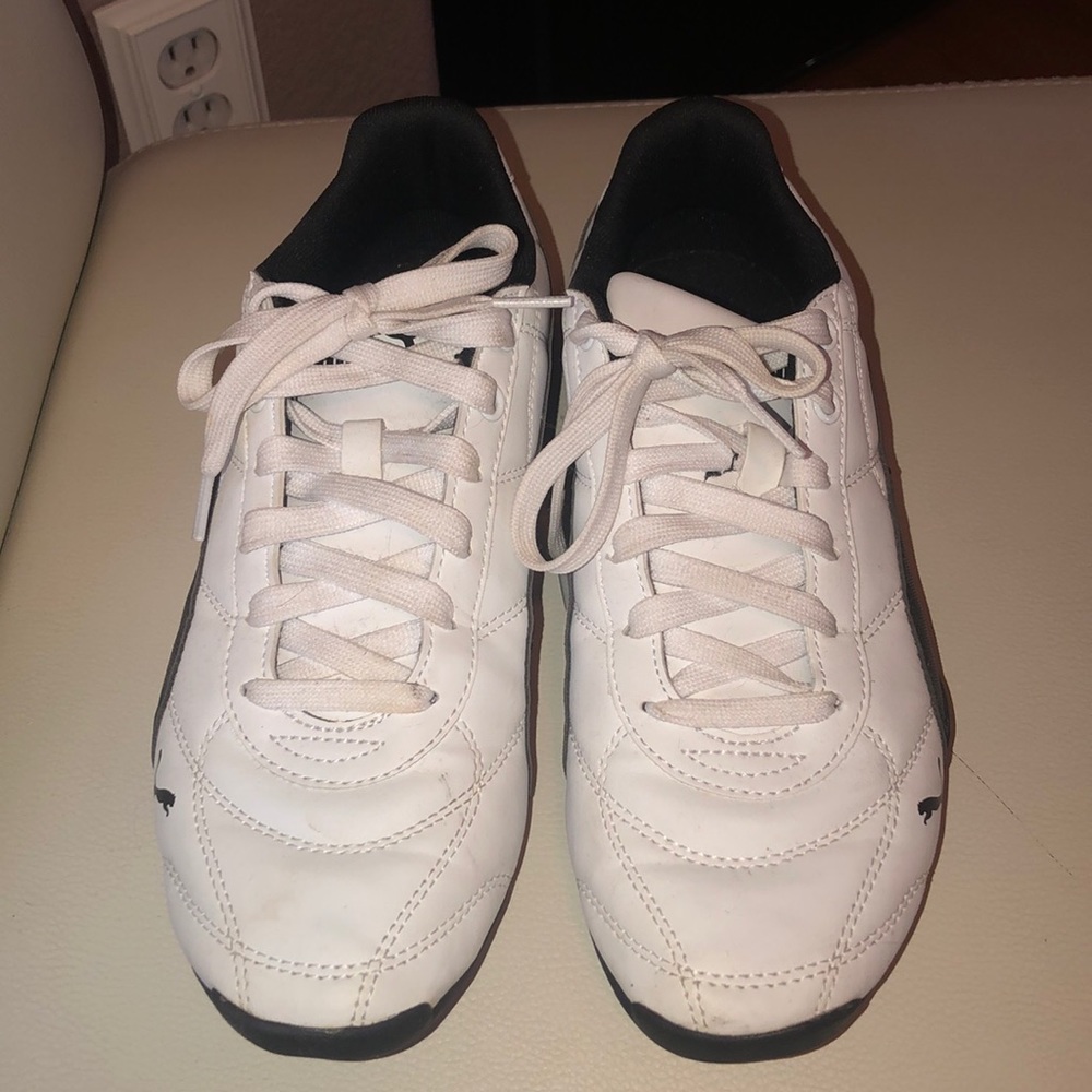Black & white size 7 Puma’s